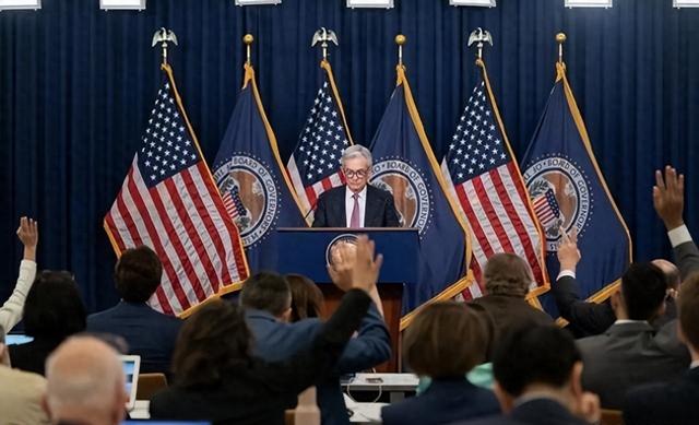 中国再抛61亿美债，特朗普破防了	，美媒：想赢中国只有1条路可选