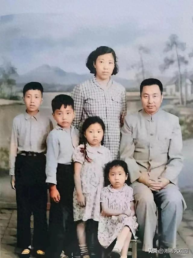 华国锋夫人有多美？1961年全家在长沙留影，韩芝俊30岁，端庄贤淑