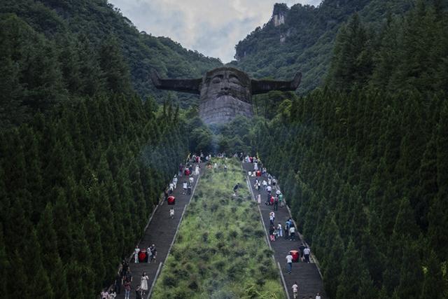 探秘神农架：从野人传说到绿色奇迹