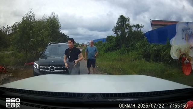 被亮证当事人发声称目前安好，相关负责人告知奔驰女司机非公安人员