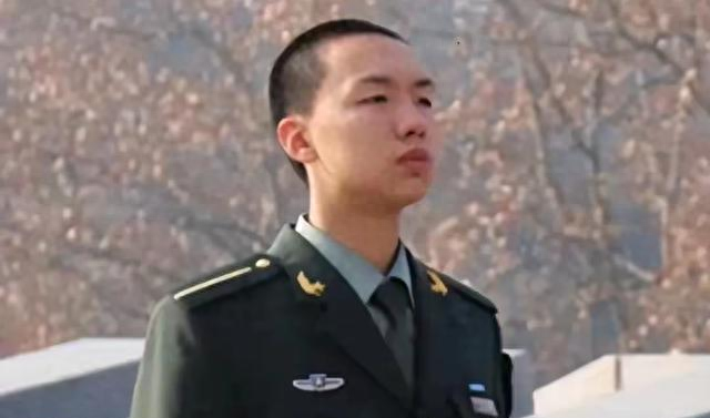 22岁毛东东：1米87国防生，雪夜扛30斤行军，开国背包带成传家宝