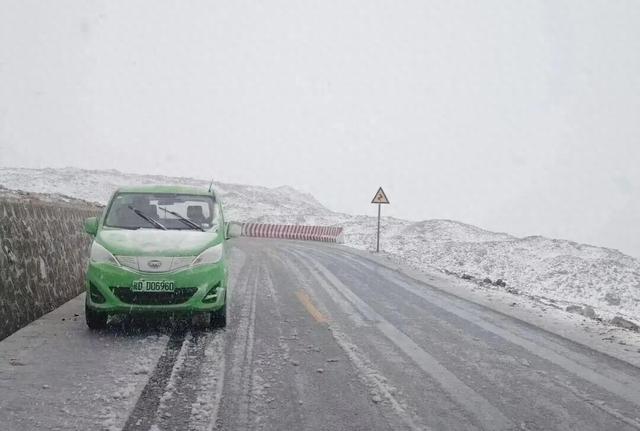 受降雪天气影响，珠峰景区停止售票临时封闭