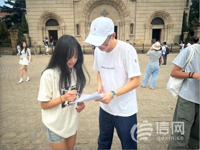 青岛青年文旅志愿者“双节”值守 多角色服务温暖游客