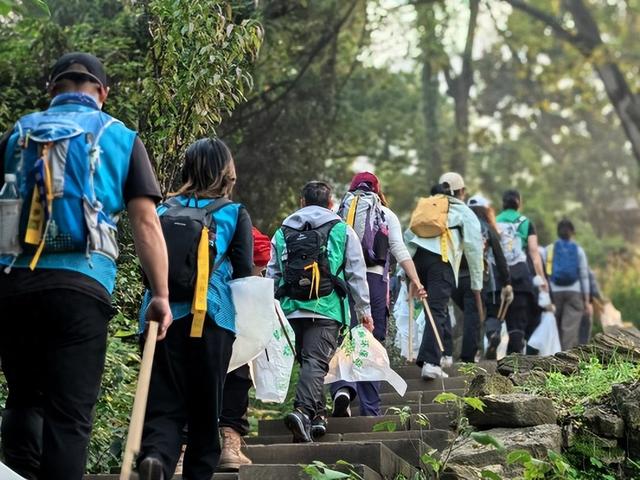 南山环保徒步活动为“城市肺叶”减负