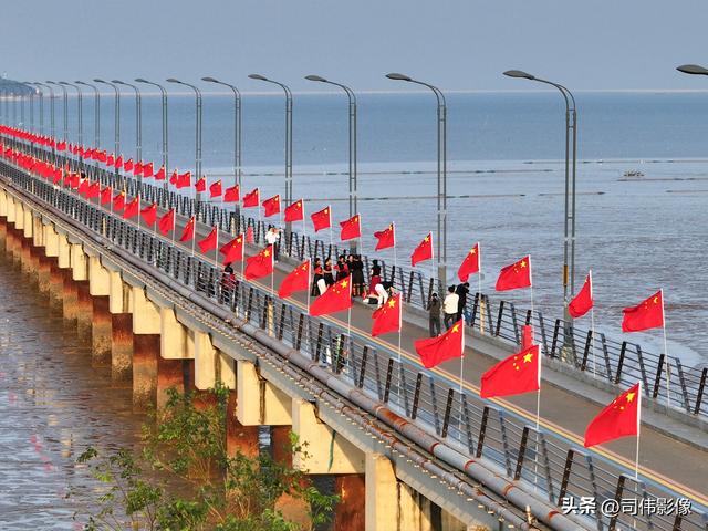 连云港赣榆1850米栈桥两侧挂满五星红旗 喜迎国庆