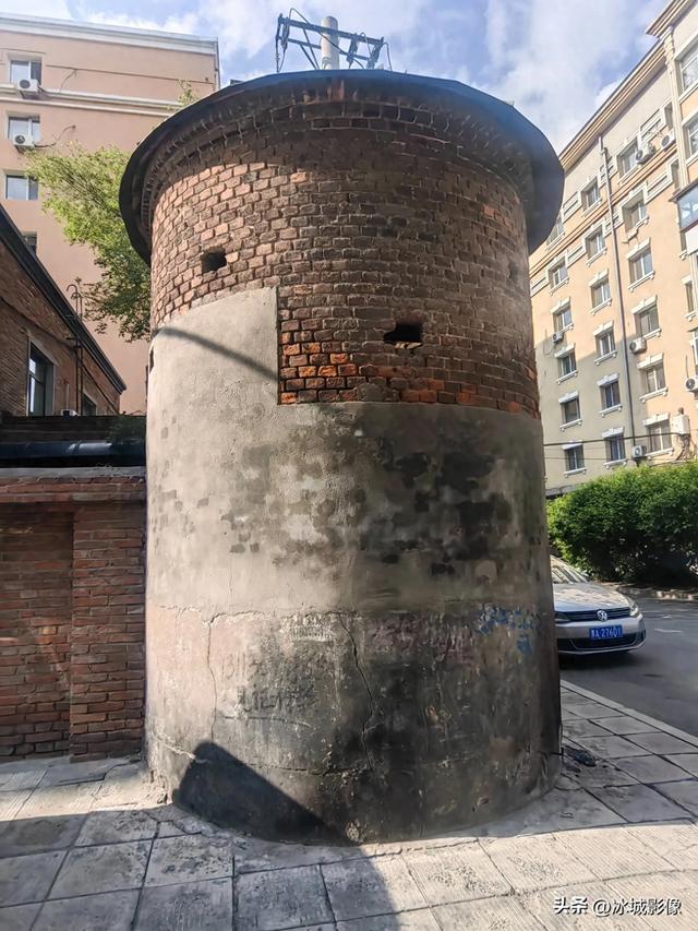 哈站北广场附近有一处侵华日军的岗楼，等车时可以来看看
