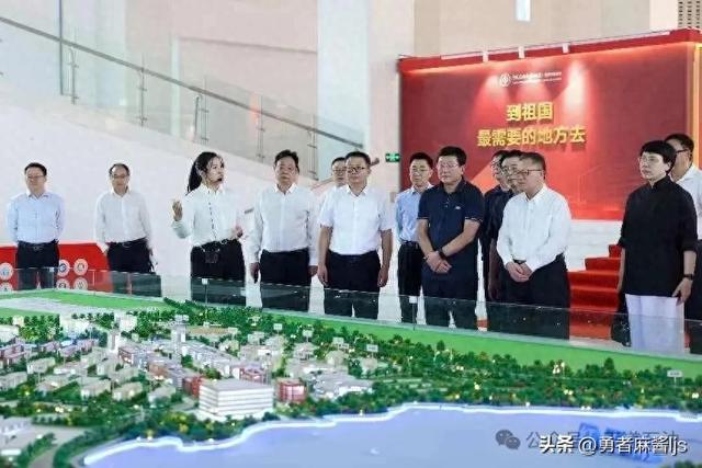中国石油学会理事长焦方正到中国石油大学克拉玛依校区调研