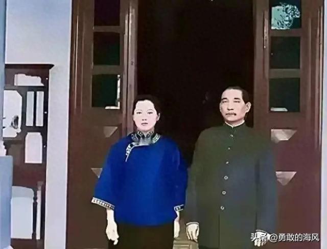 这是30岁的宋庆龄和丈夫孙中山的真实样子,可不是演员演出来的。