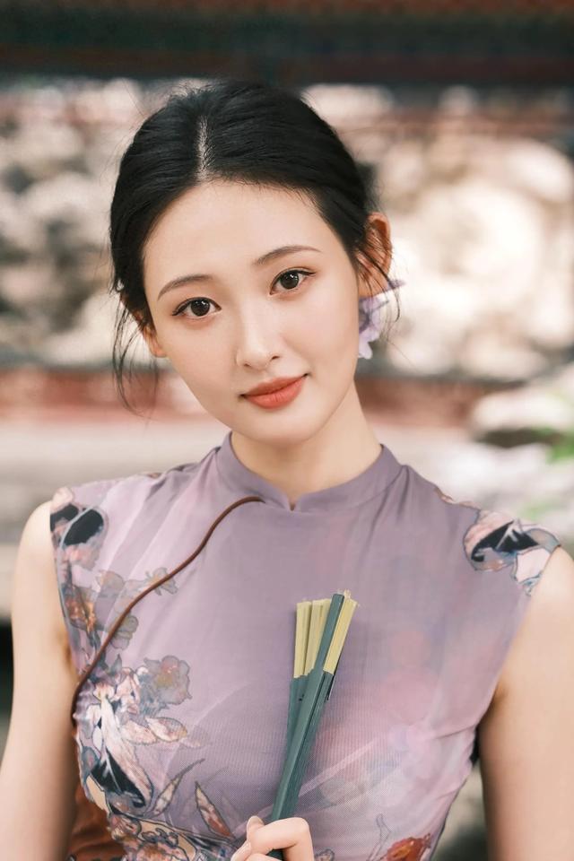 演员刘玮婷紫色旗袍写真，温婉动人