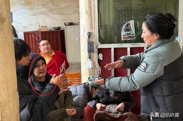 面相又变了！49岁赵薇广东吃饭，又老又瘦没架子，却再无回头路走