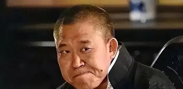 他因嘴歪演了半辈子坏人，令人想不到的是，他女儿是我们熟悉的她