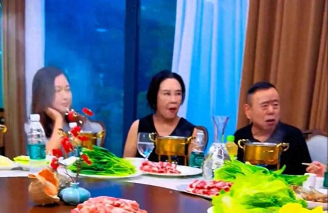 潘长江一家北京别墅宴客，餐厅大得像会所，杨云现身肿到认不出