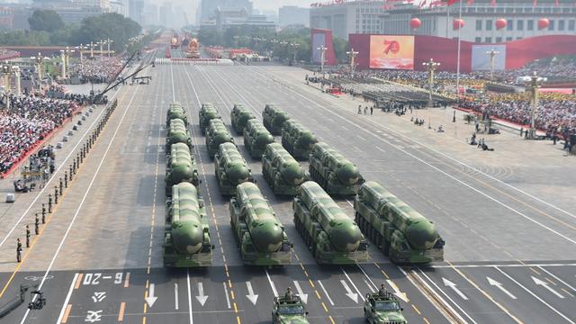 普京还没登机，中国2万人出动，首场阅兵演练结束，中俄挂断电话