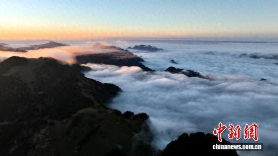 “华中屋脊”神农架雨歇云海生