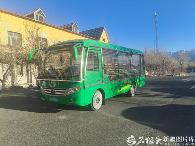 新疆天山野生动物园新打开方式 近距离与猛兽“亲密接触”