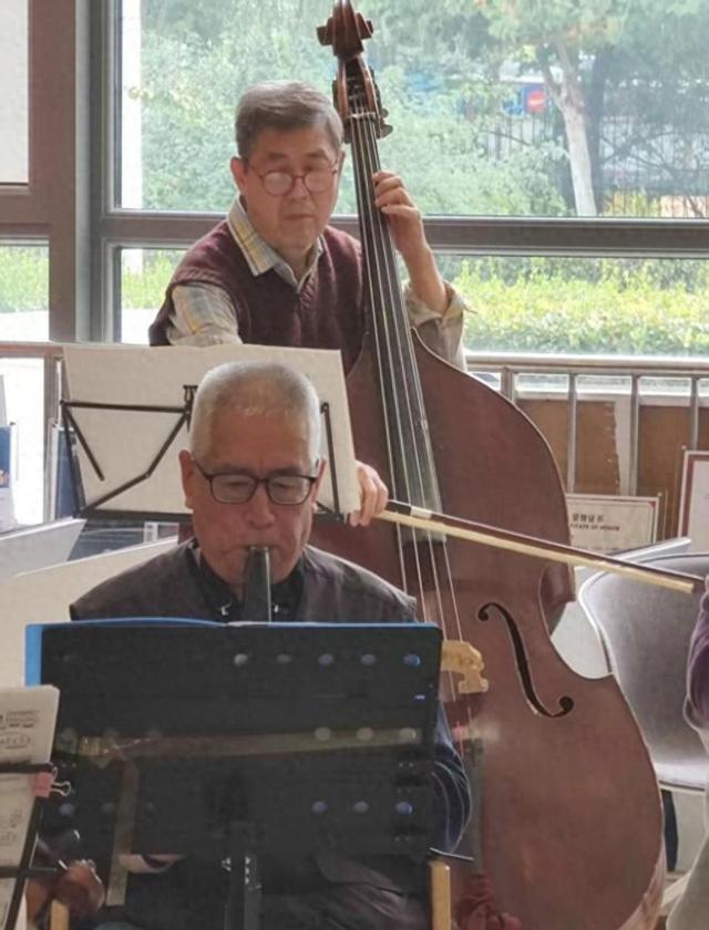 音乐即“心药”！老年乐团用弦乐奏响心理疗愈乐章
