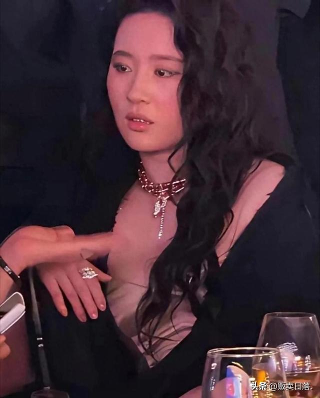 刘亦菲喝醉酒微醺，发现自己被偷拍后，眼神刀人 美人嗔怒具象化了