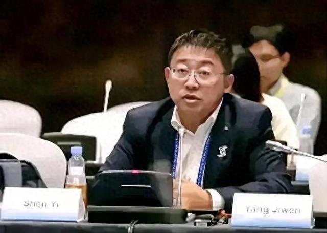 中国精英为何怕中国赢？专家：一旦中国科技追上，那张绿卡就贬值