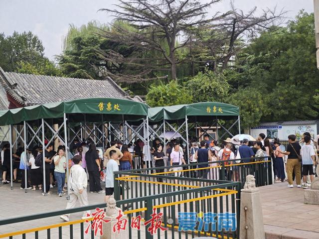 打卡赏泉！“趵突腾空”再现 游客纷至沓来