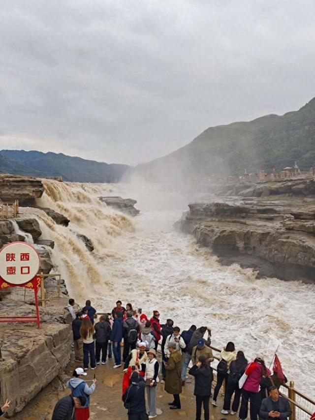 好评中国 | 壶口瀑布激流奔涌，民族精神生生不息