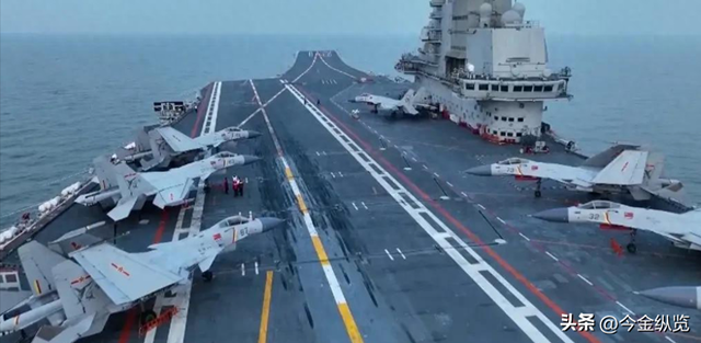 日本准航母吓破胆掉头！辽宁舰发威，055大驱“贴身”紧盯美航母
