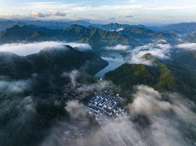 森林小镇的梦幻云雾（散文）