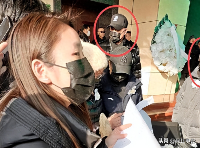 何晴葬礼结束，许亚军美国陪小儿子神情不见悲伤，评论区骂声一片