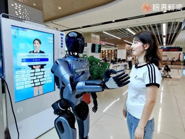 西北首个！政务服务人形机器人“小欣”在乌鲁木齐上岗