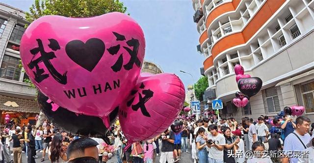 国庆假期，武汉消费市场热力十足，八方游客直呼“根本逛不够！”