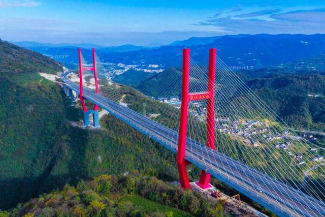 峡谷里建生态桥