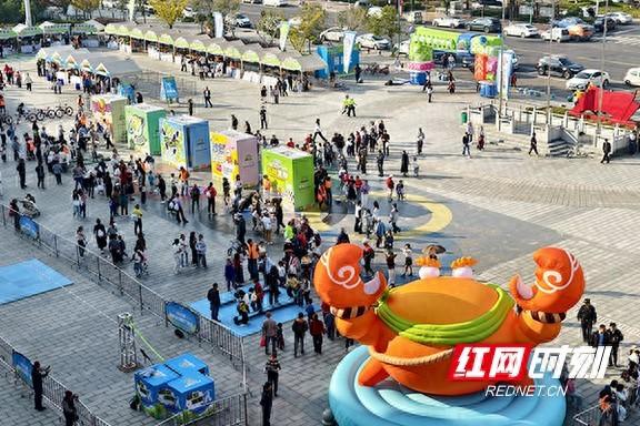 双料高光！大通湖IP“蟹大力”省赛夺铜后亮相湘超 赛场“钳”动大湾区乡情