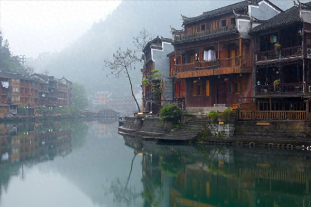 偷闲赴凤凰之游，好友相伴品美食，夜景比传说更动人