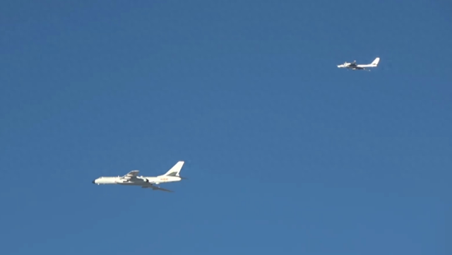 中俄给日本上强度了，轰6和图95联合巡航，和辽宁舰“夹击	”日本