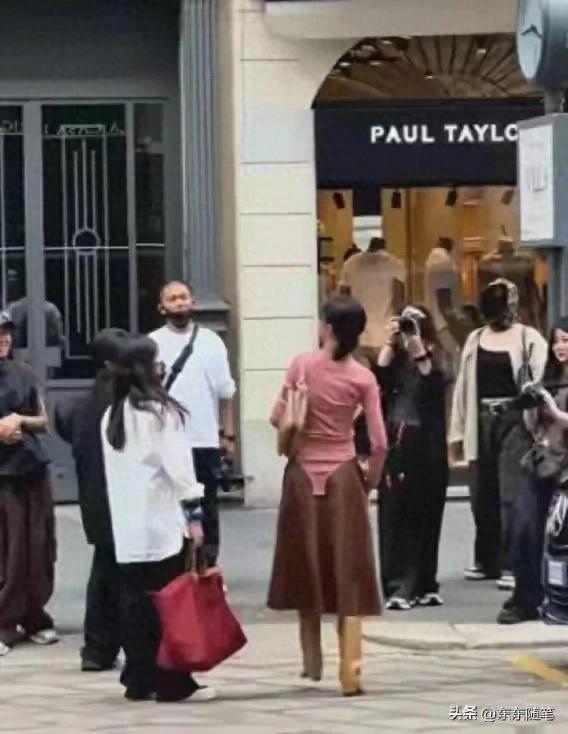 唐嫣在国外很豪放！穿连体衣下面不系扣，难道不好好穿衣就时髦？