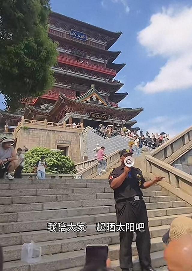 景区00后保安烈日下“控场”引网友爆赞，对话当事人：火的不是我，而是滕王阁和江西
