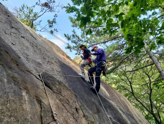 秋日登山正当时 户外安全培训“必修课”不可少