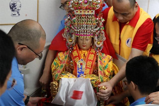 厦航承运妈祖神像飞赴巴黎 搭建中法友谊新桥梁