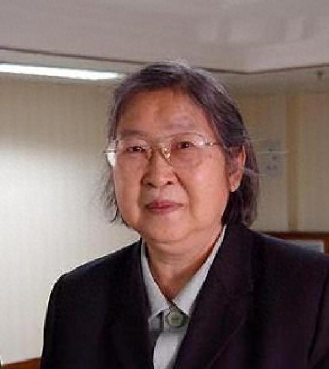 毛主席追悼会上，长女李敏罕见发火质问：我哥哥毛岸成人呢？