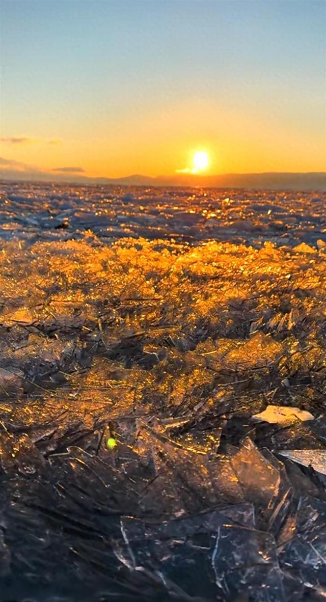 新疆赛里木湖“落日冰推”美到犯规，网友称酷似巨龙的鳞片，景区工作人员：冰花、冰泡泡也很好看