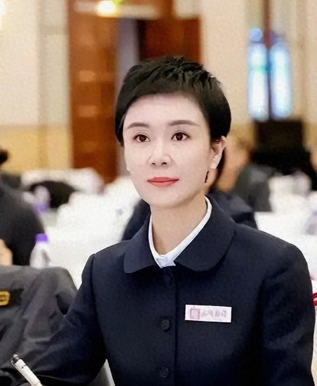 戏都不演了！贺娇龙离世仅9天，离谱的事发生，吴京、成龙都躺枪