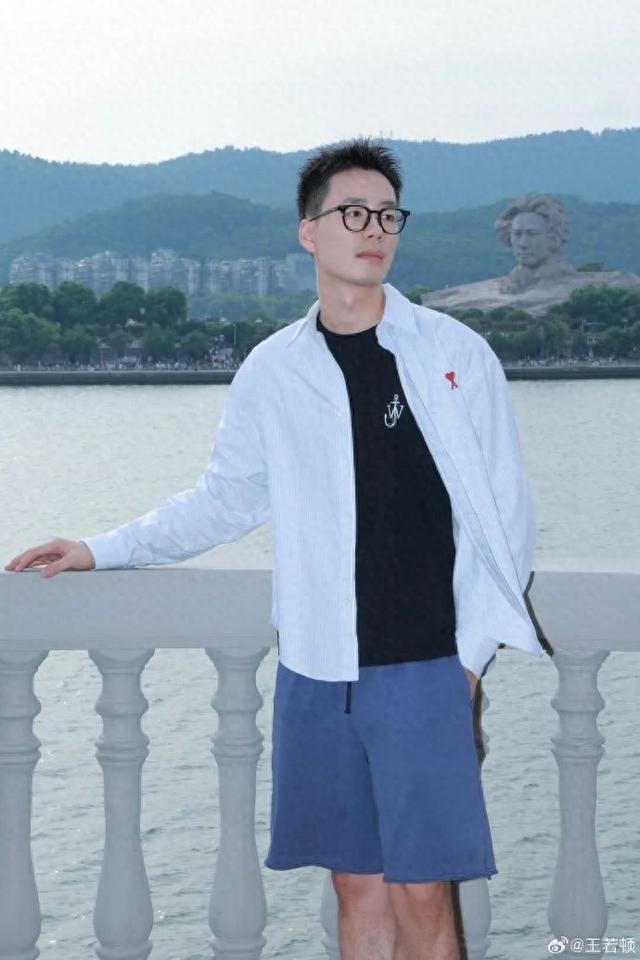 前东方甄选主播顿顿回应被说“娘”：身边很多女性独立自强，能像她们是我荣幸；此前单飞后首秀两天直播销售额近1250万