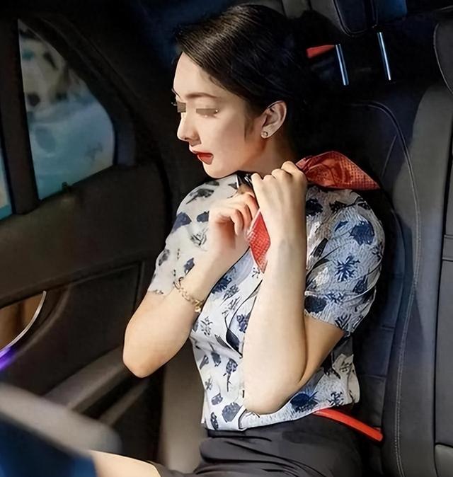 回顾：上海空姐和银行行长结婚，同居了3年才发现丈夫的真实身份