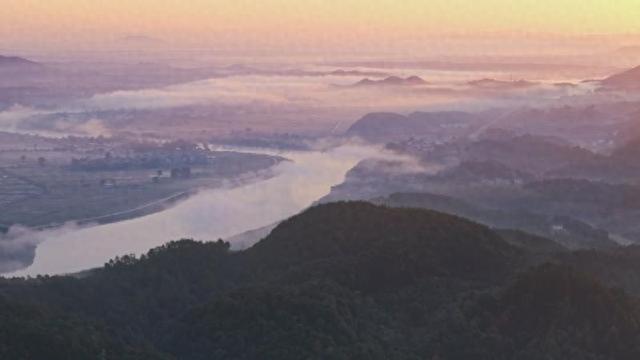 江西吉水：冬日云雾绕村美