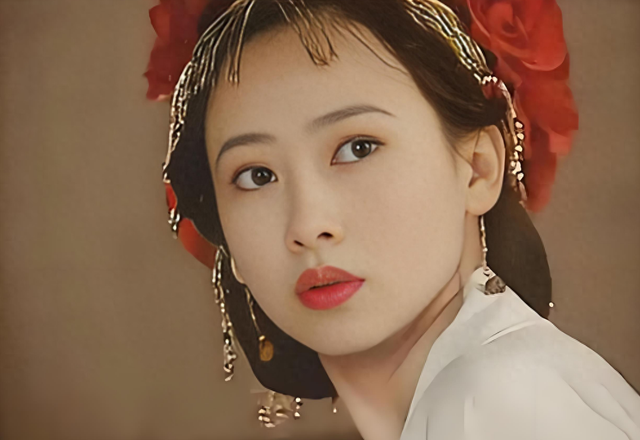 她出身清华大学，因拍三级片与父母决裂，如今再不让女儿进娱乐圈
