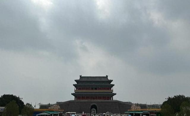 今天上午，天安门毛主席纪念堂前发生的真实场景画面，大家看看吧
