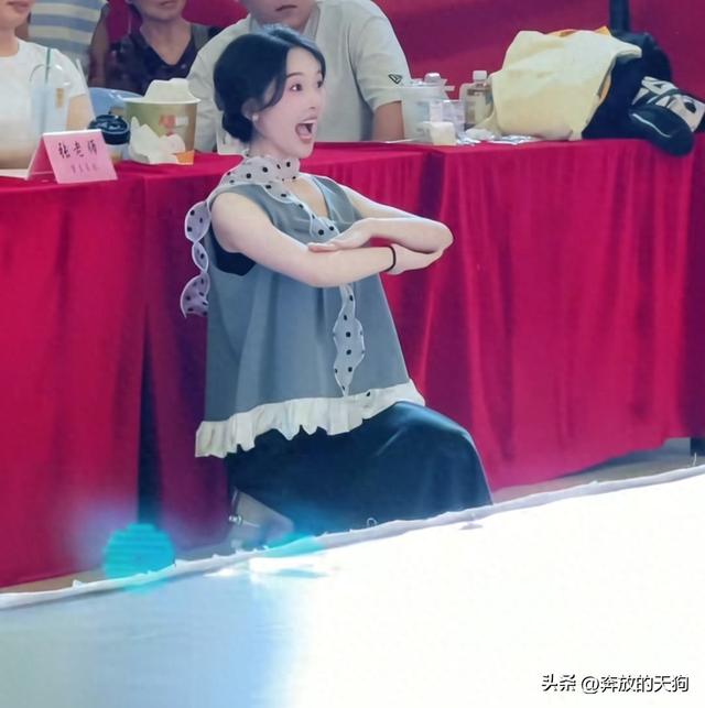 福建一舞蹈老师因长相俏皮大火！台下目光紧随台上的萌宝