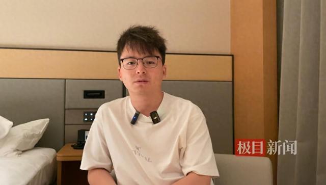 “男子地铁被诬陷偷拍案”二审8日开庭,原告再穿当年同款鞋子:即使赢下官司,也是输了人生