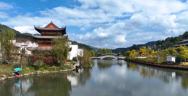 西冲玉带景区:徽派建筑与斑斓秋色的诗意交响