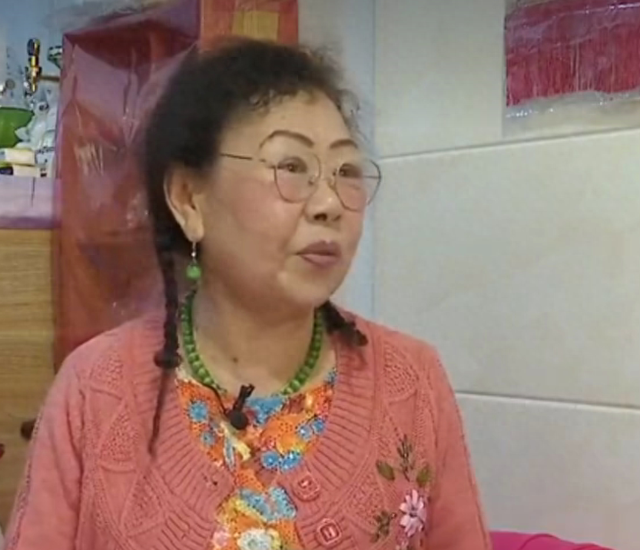 大妈相亲不要彩礼，直言喜欢年轻“壮小伙”，却惨遭52岁大叔拒绝