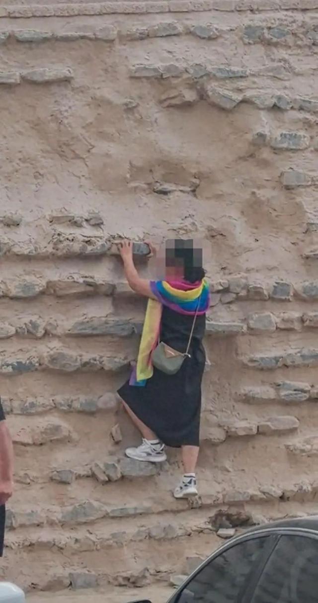 女子在甘肃徒手攀爬嘉峪关悬壁长城拍照，景区：加大巡逻力度，会增设围挡